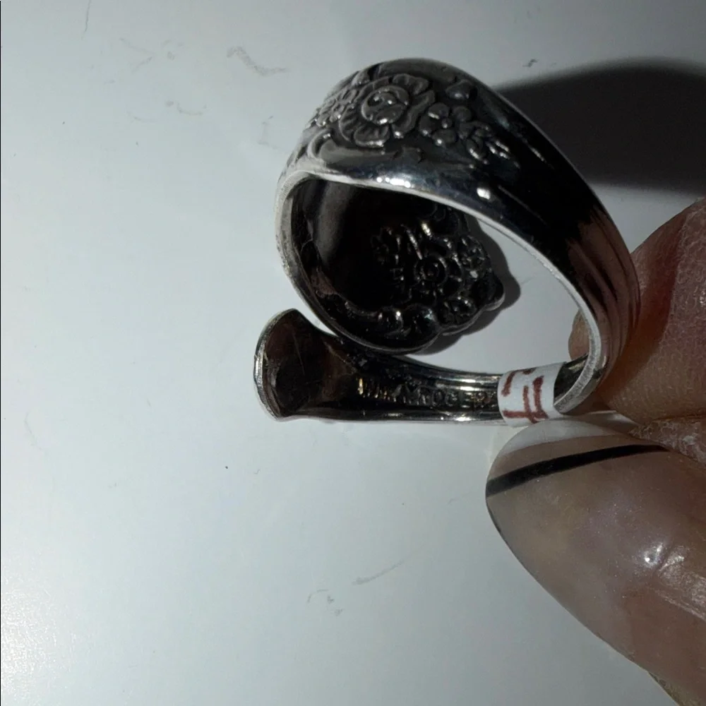 Elegant Roger’s Silver Floral Women's Ring; size 7